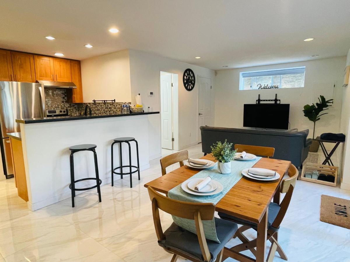 Adorable 2-Bedroom Basement in Vancouver Extérieur photo