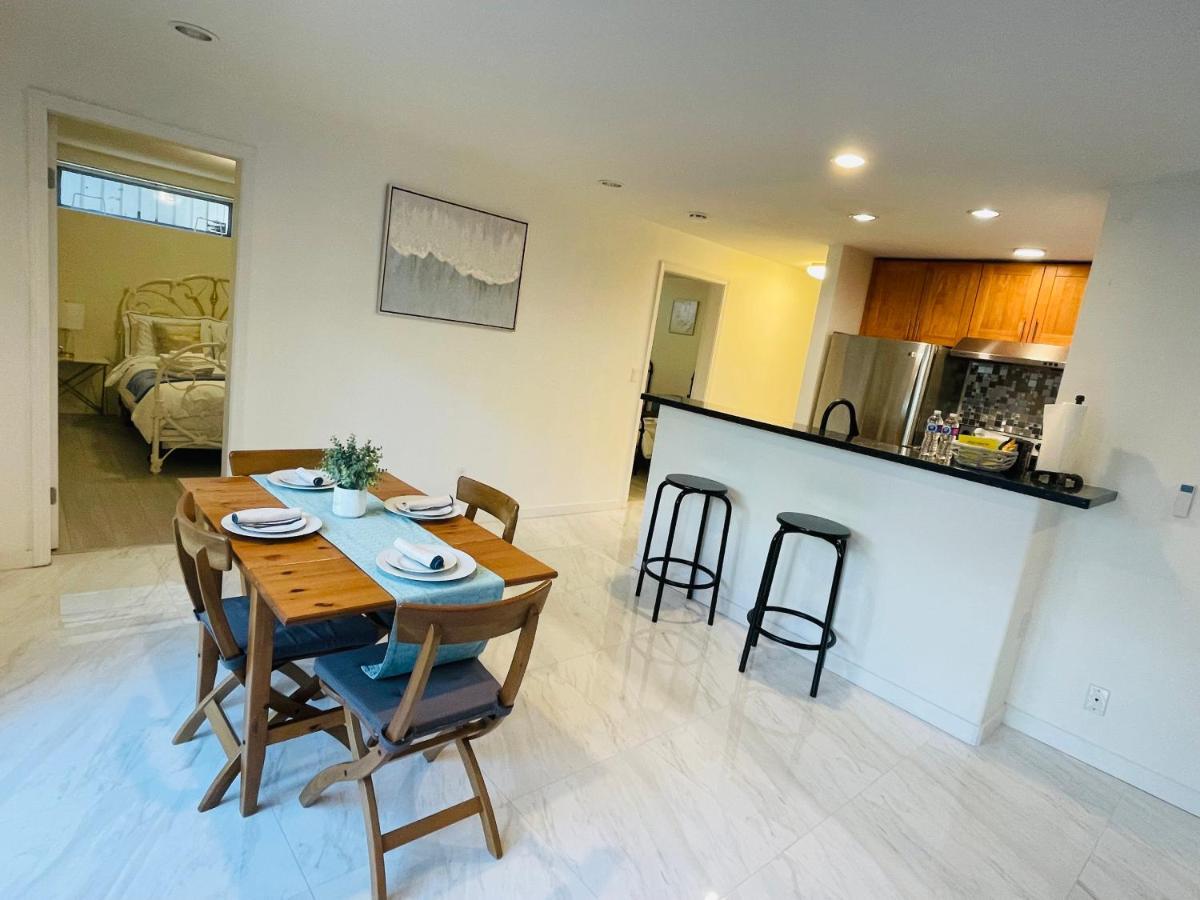 Adorable 2-Bedroom Basement in Vancouver Extérieur photo